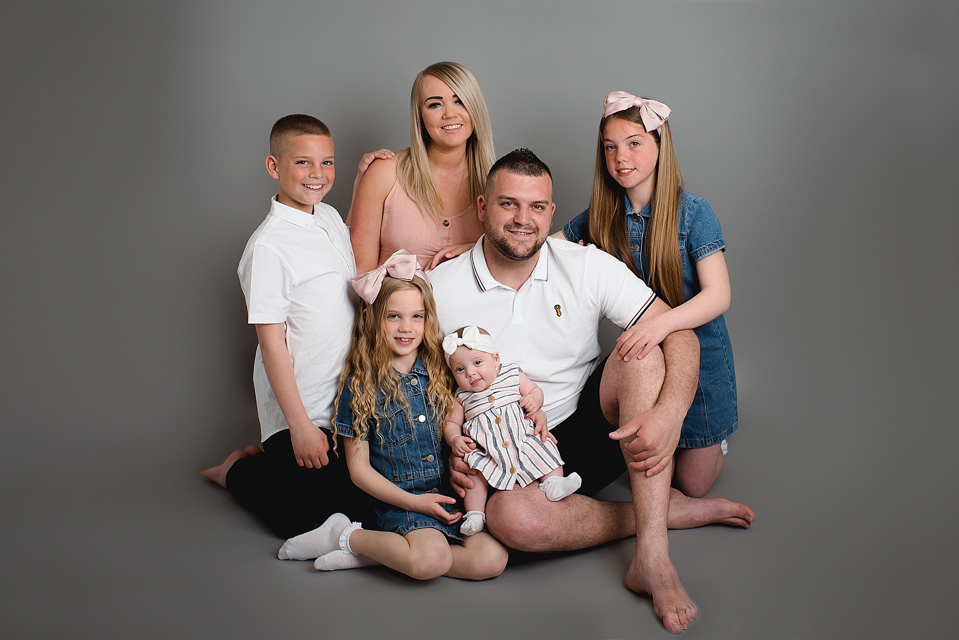 family with four childrwn on a grey background by Family Photographer mansfield nottingham