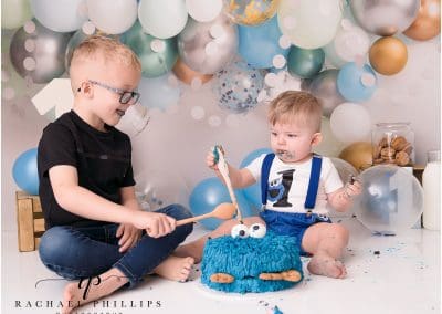 Cookie monster cake smash theme at rachael phillips photography studio in Mansfield, Nottingham.